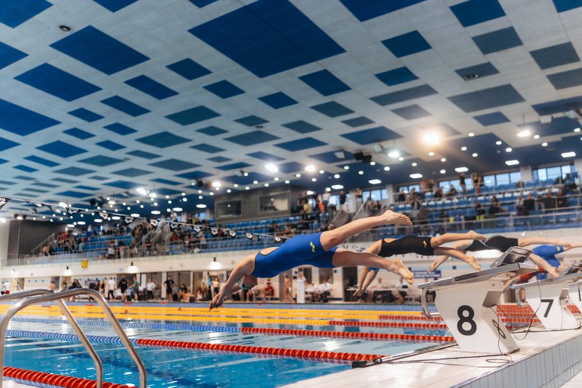 Wspólny start zawodników na tle trybun i hali basenowej. PGE Grand Prix Puchar Polski, Oświęcim, 15.03.2026.