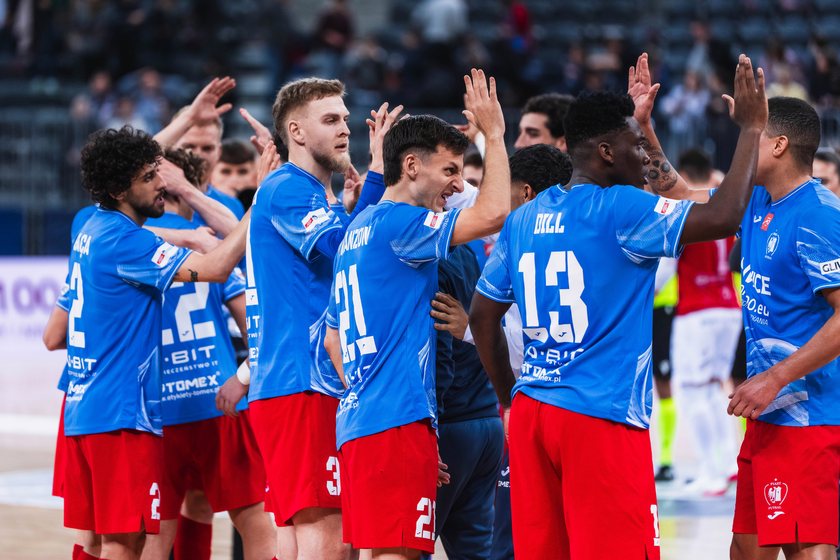 Zawodnicy Piasta Gliwice wspólnie świętują na parkiecie. Piast – Bubamara, 27.10.2026.