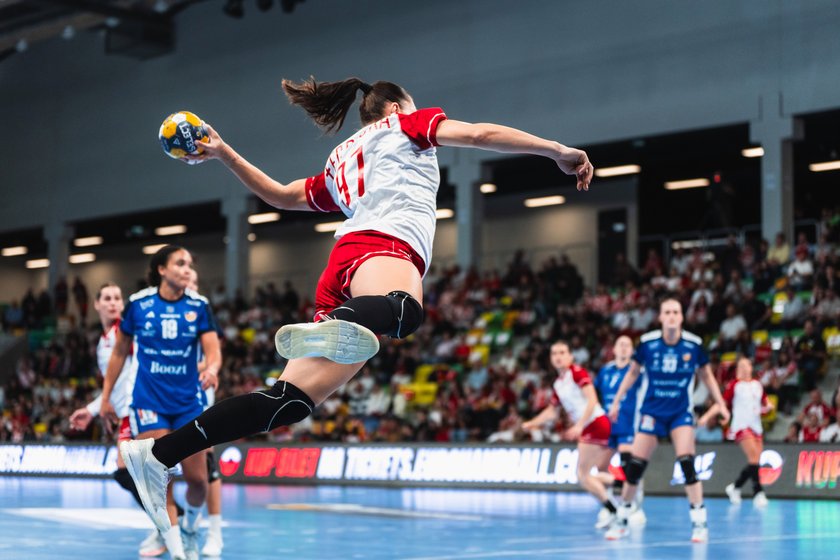 Zawodniczka reprezentacji Polski rzuca piłkę w wyskoku. Polska – Islandia, Katowice, 24.10.2026.