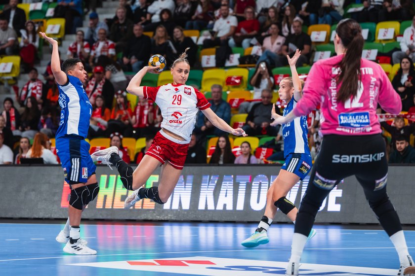Rzut reprezentantki Polski w kierunku islandzkiej bramki. Polska – Islandia, Katowice, 24.10.2026.