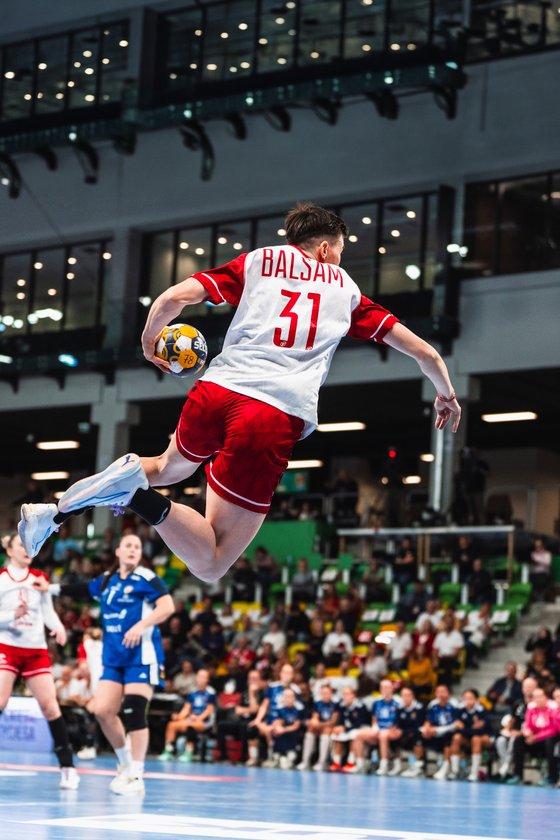 Polska zawodniczka z numerem 31 rzuca z wyskoku. Polska – Islandia, Katowice, 24.10.2026.
