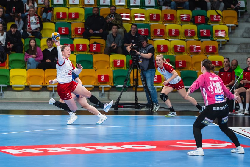 Reprezentantka Polski oddaje rzut przed bramkarką Islandii. Polska – Islandia, Katowice, 24.10.2026.