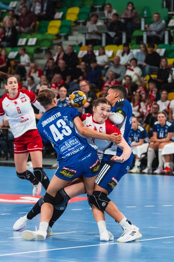 Polska zawodniczka zatrzymywana przez obronę Islandii. Polska – Islandia, Katowice, 24.10.2026.