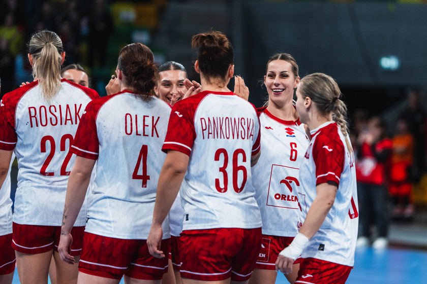 Polskie zawodniczki rozmawiają podczas przerwy w grze. Polska – Islandia, Katowice, 24.10.2026.