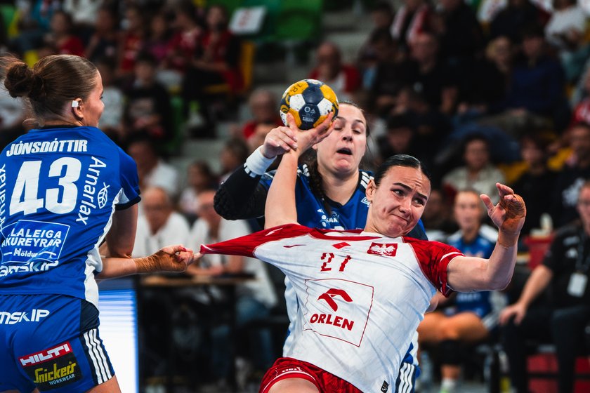 Reprezentantka Polski z piłką pod presją obrończyń Islandii. Polska – Islandia, Katowice, 24.10.2026.