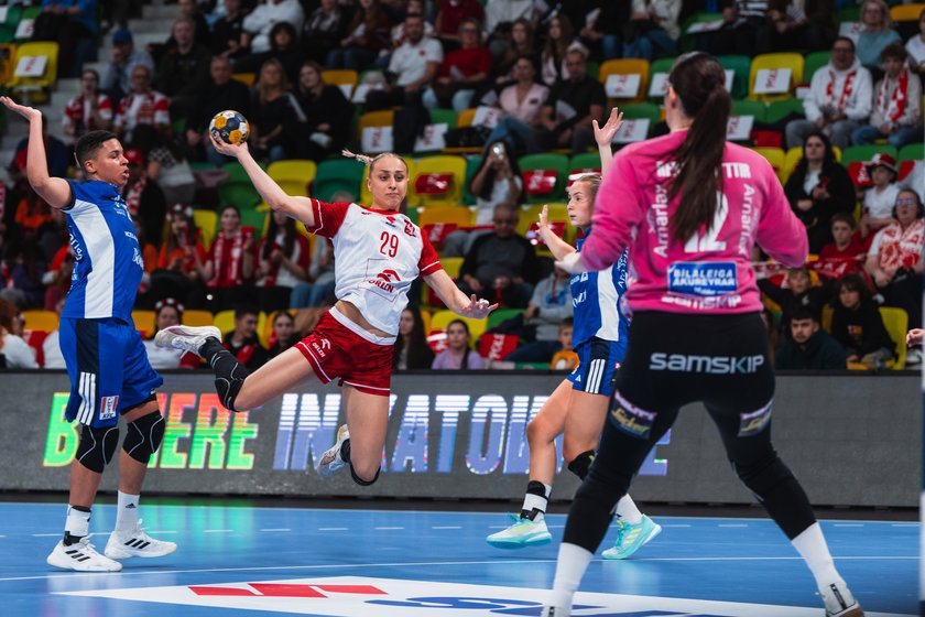 Rzut Polki w kierunku islandzkiej bramki. Polska – Islandia, Katowice, 24.10.2026.
