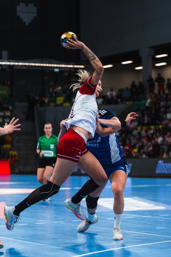 Polska zawodniczka oddaje rzut pod presją islandzkiej obrony. Polska – Islandia, Katowice, 24.10.2026.