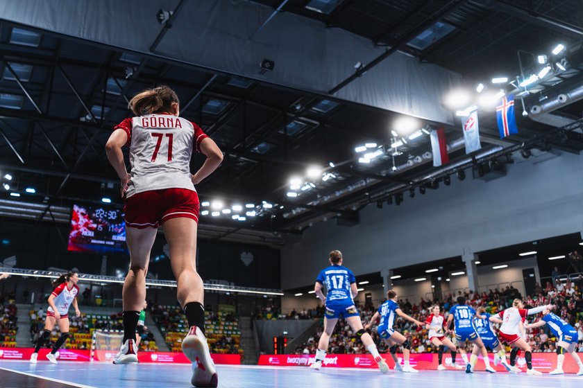 Polska zawodniczka przy linii bocznej na tle całej hali. Polska – Islandia, Katowice, 24.10.2026.