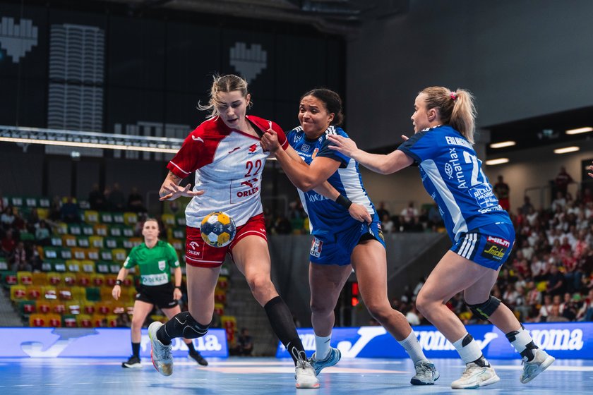 Polka przedziera się pomiędzy dwiema zawodniczkami Islandii. Polska – Islandia, Katowice, 24.10.2026.
