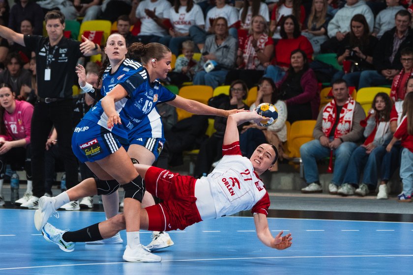 Zawodniczka reprezentacji Polski przewraca się podczas akcji. Polska – Islandia, Katowice, 24.10.2026.