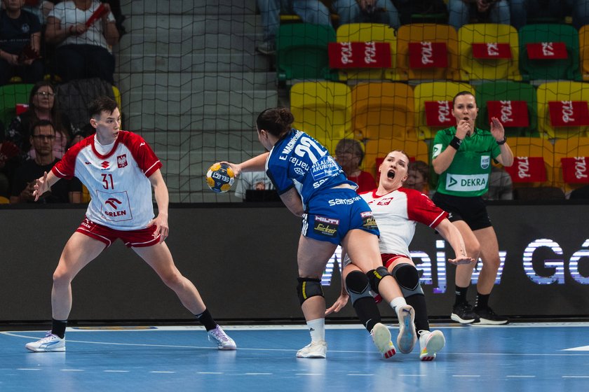 Islandzka zawodniczka z piłką atakuje polską obronę. Polska – Islandia, Katowice, 24.10.2026.